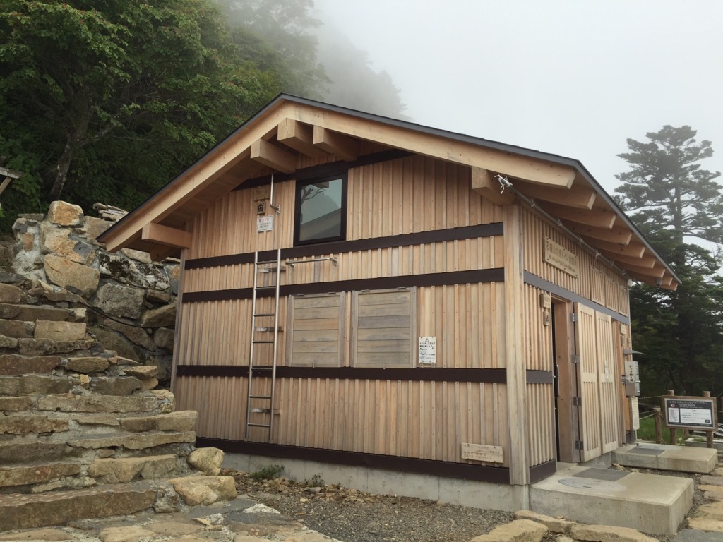 冬期閉鎖中です/石鎚山二の鎖元の「石鎚山公衆トイレ休憩所」のトイレの画像